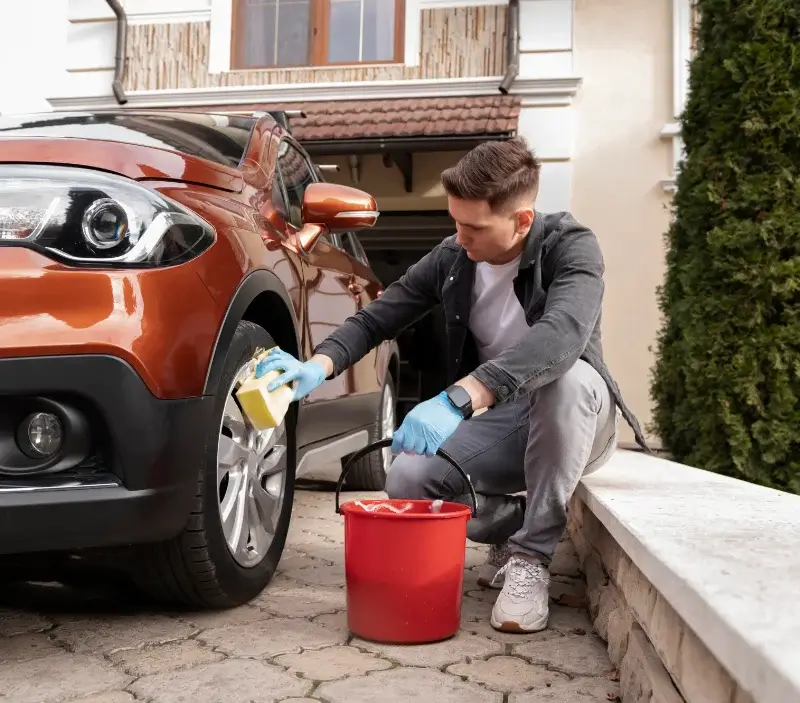 Lavage auto à domicile Dunkerque : professionnel intervenant sur un véhicule